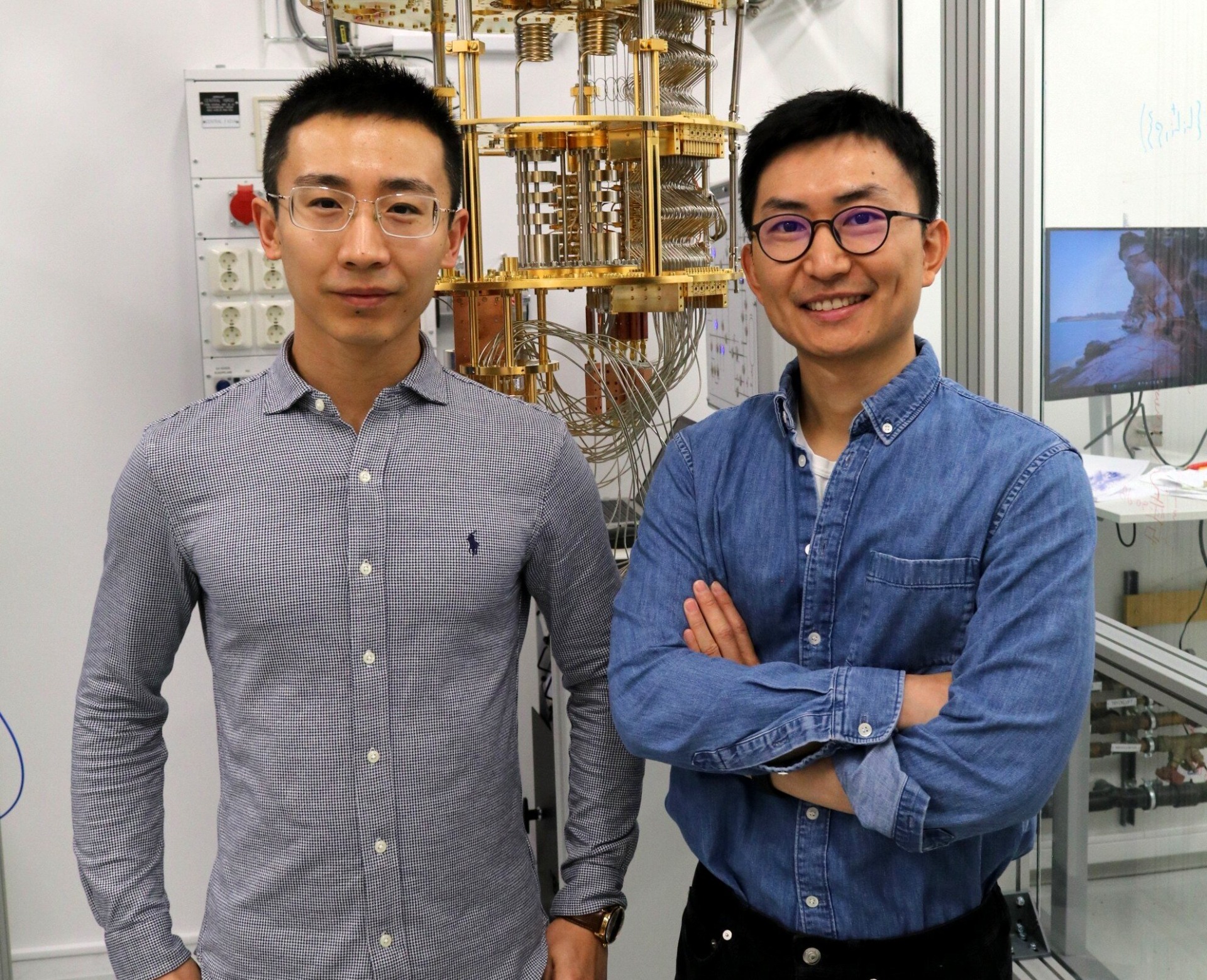 Lei Du y Tangyou Huang, investigadores de la Universidad Tecnológica de Chalmers. Foto: Chalmers University of Technology / Lovisa Håkansson