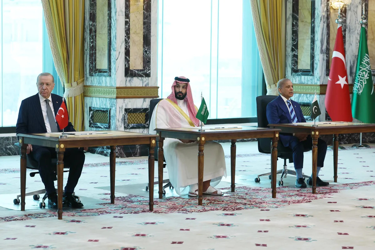 Turkish President Recep Tayyip Erdogan (L), Saudi Crown Prince Mohammed bin Salman (C) and Pakistani Prime Minister Shehbaz Sharif (R) sign a trilateral defence agreement in Mecca, Saudi Arabia, on 7 August 2026. Photo: Turkish Presidency / Murat Cetinmuhurdar – Anadolu Agency