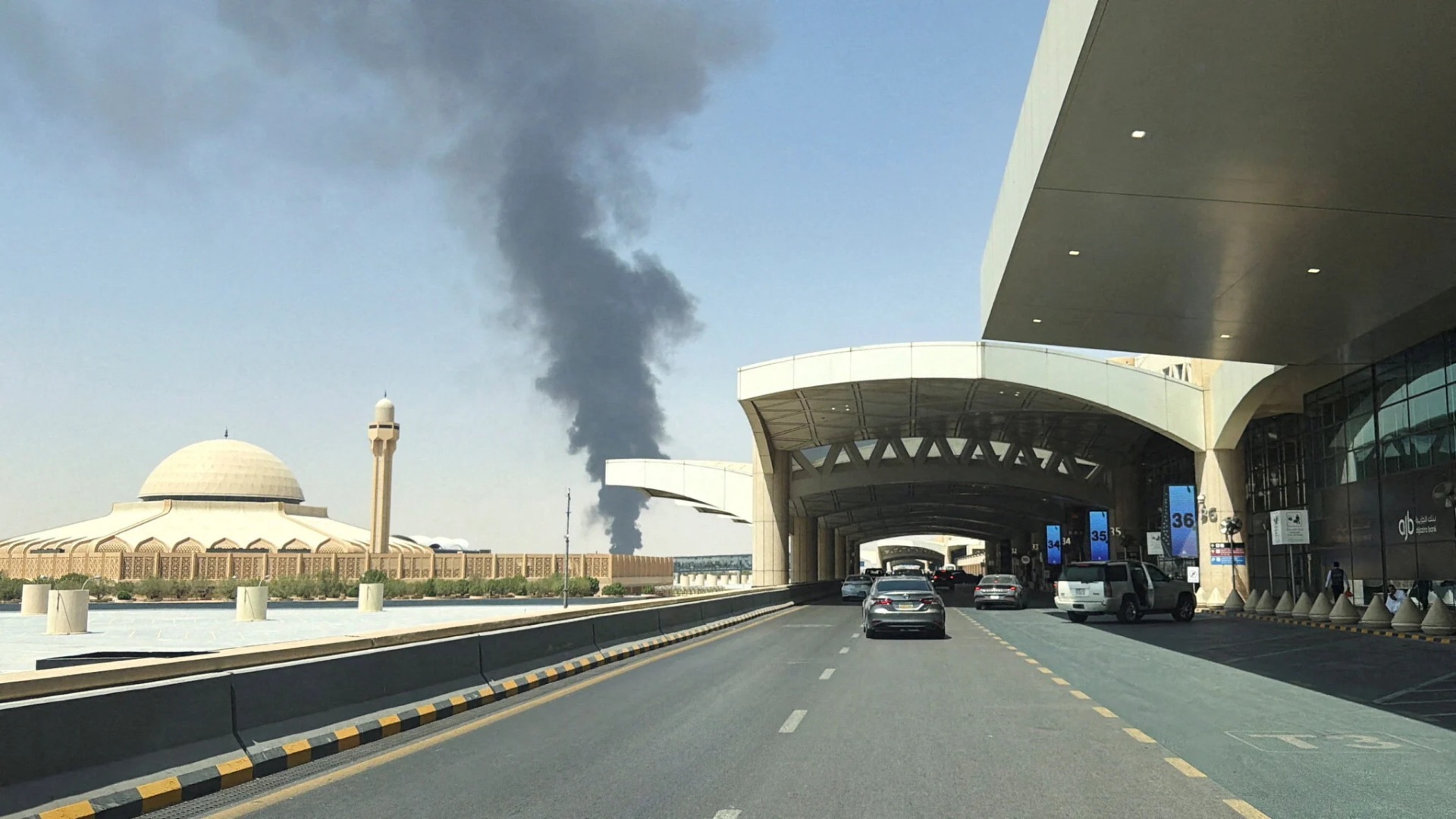 Una gran columna de humo negro se eleva desde la zona de almacenamiento de combustible del Aeropuerto Internacional Rey Khalid, en Riad, Arabia Saudita, el 19 de septiembre de 2026. Foto: Stringer/Reuters