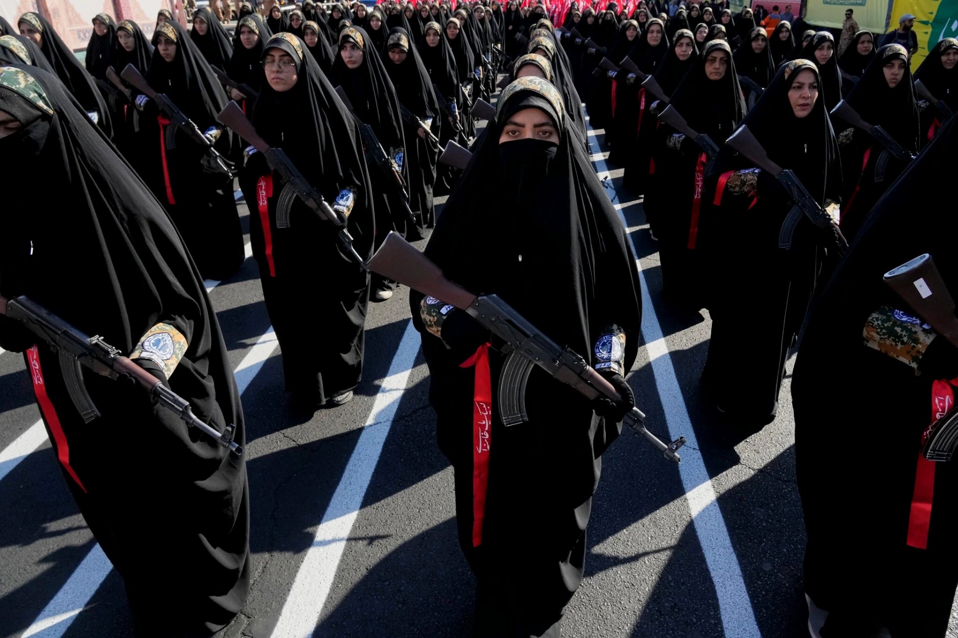 Mujeres vinculadas a la Guardia Revolucionaria de Irán portan rifles durante el desfile militar organizado por el Estado denominado “Janfada”, o “Sacrificio por Irán”, en Teherán, Irán, el 18 de septiembre de 2026. Foto: AP Photo/Vahid Salemi
