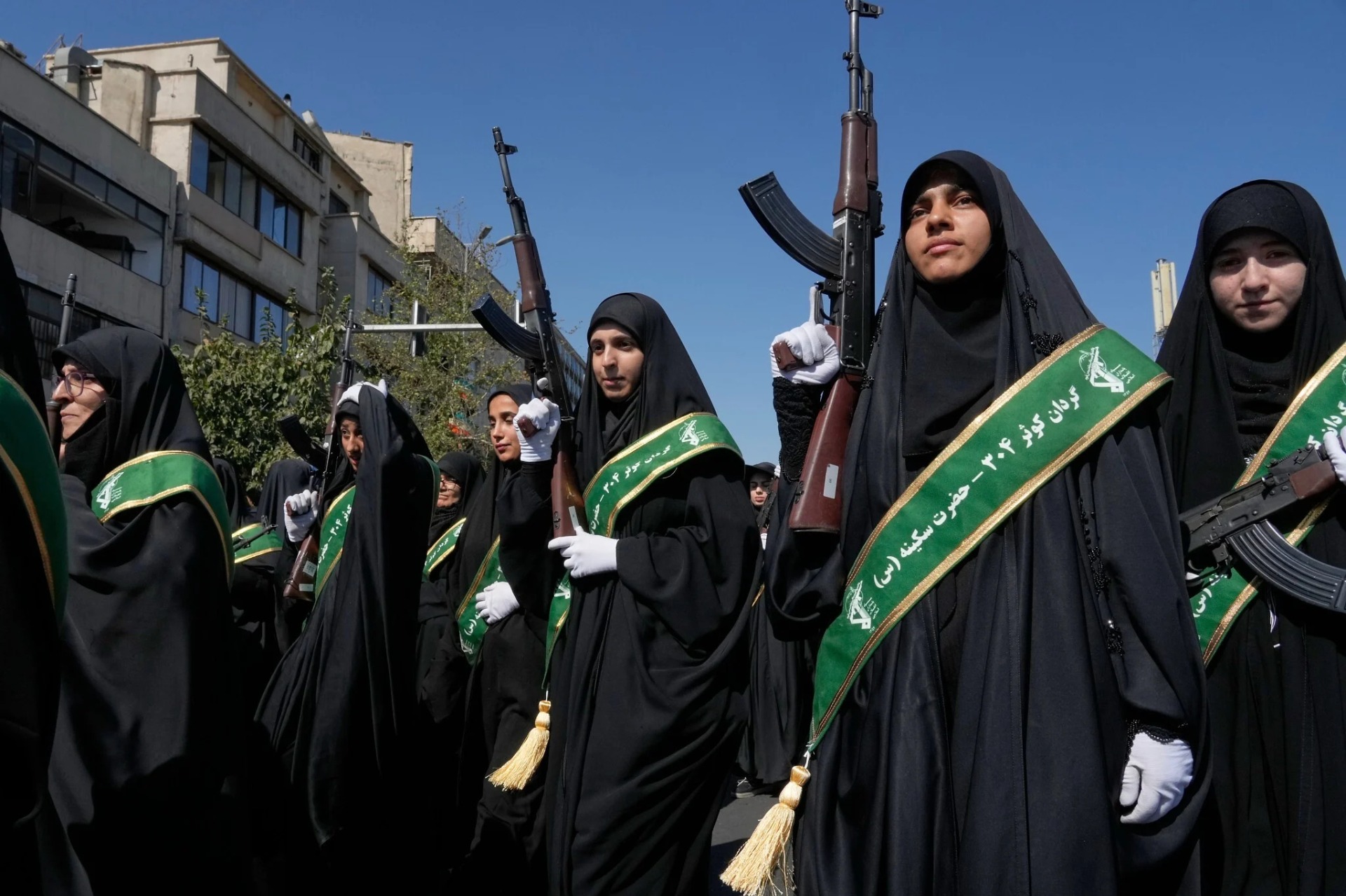 Mujeres vinculadas a la Guardia Revolucionaria de Irán portan rifles durante su participación en el desfile de estilo militar organizado por el Estado denominado “Janfada”, o “Sacrificio por Irán”, en Teherán, Irán, el 18 de septiembre de 2026. Foto: AP Photo/Vahid Salemi