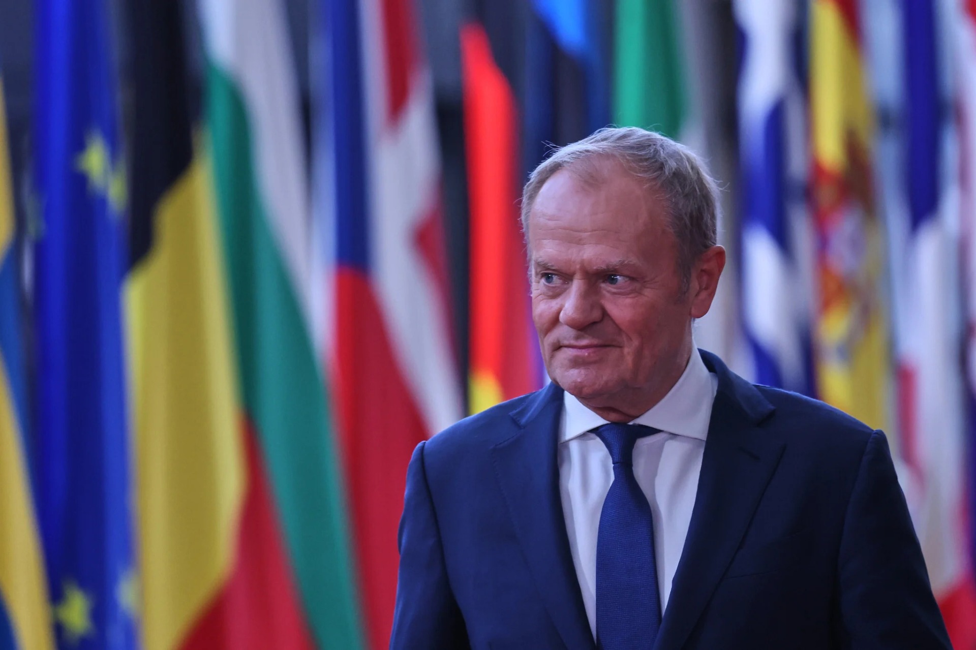 ARCHIVO — El primer ministro de Polonia, Donald Tusk, llega a una cumbre de la Unión Europea en Bruselas, Bélgica, el 18 de junio de 2026. Foto: AP Photo/Omar Havana