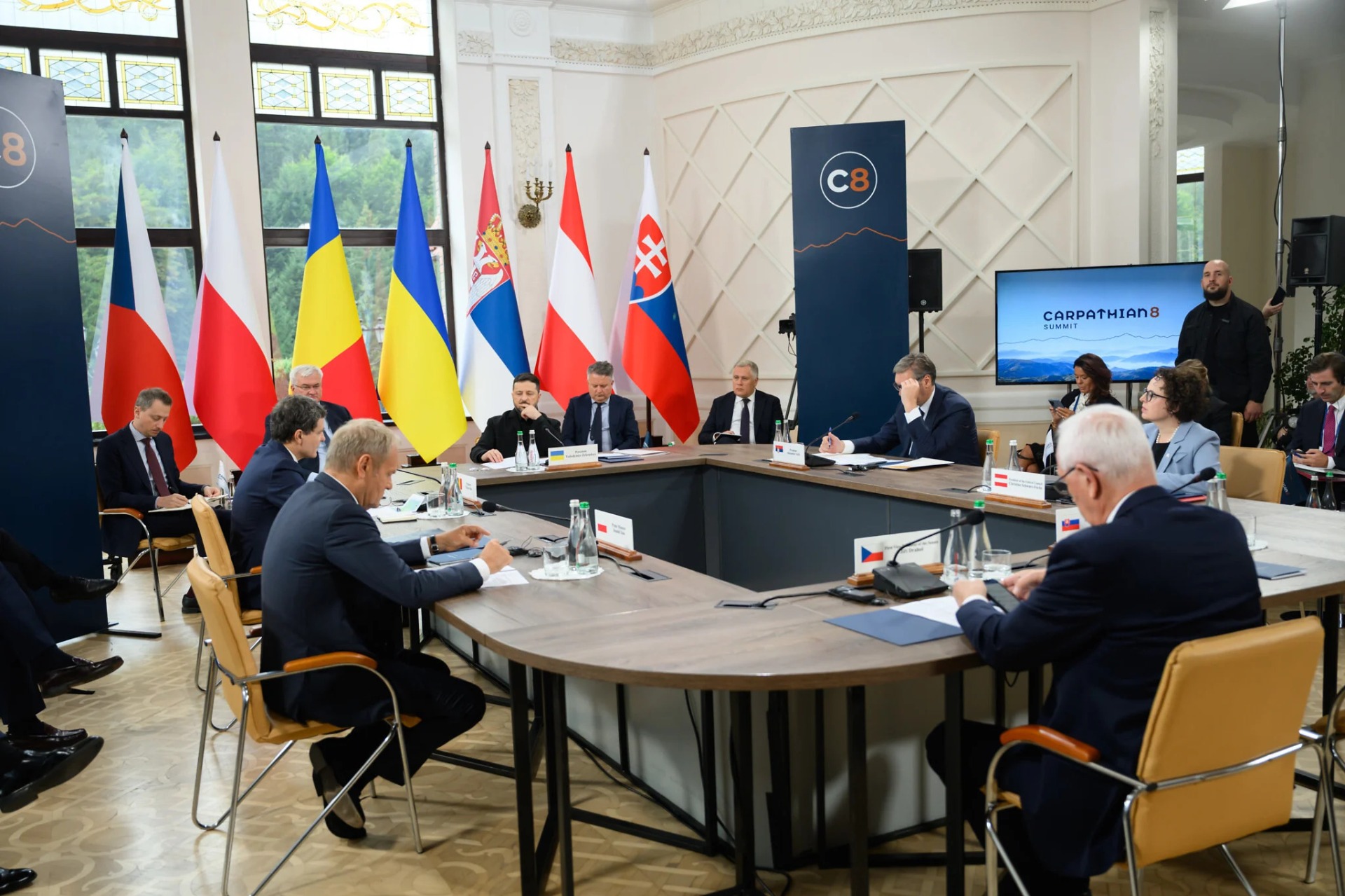 El presidente de Ucrania, Volodímir Zelenski, y funcionarios de la Unión Europea participan en una cumbre del Carpathian Eight, en Bukovel, en el oeste de Ucrania, el 18 de septiembre de 2026. Foto: Oficina de Prensa de la Presidencia de Ucrania vía AP