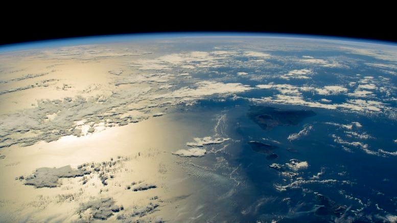 La Tierra vista desde la órbita terrestre, con el océano Pacífico extendiéndose bajo una extensa cobertura de nubes y la curvatura del planeta claramente visible en el horizonte. La perspectiva permite apreciar la enorme escala del sistema oceánico y atmosférico en el que se desarrolla El Niño, un fenómeno capaz de alterar los patrones de temperatura y precipitación mucho más allá del Pacífico tropical. Fotografía: NASA / Estación Espacial Internacional (ISS)