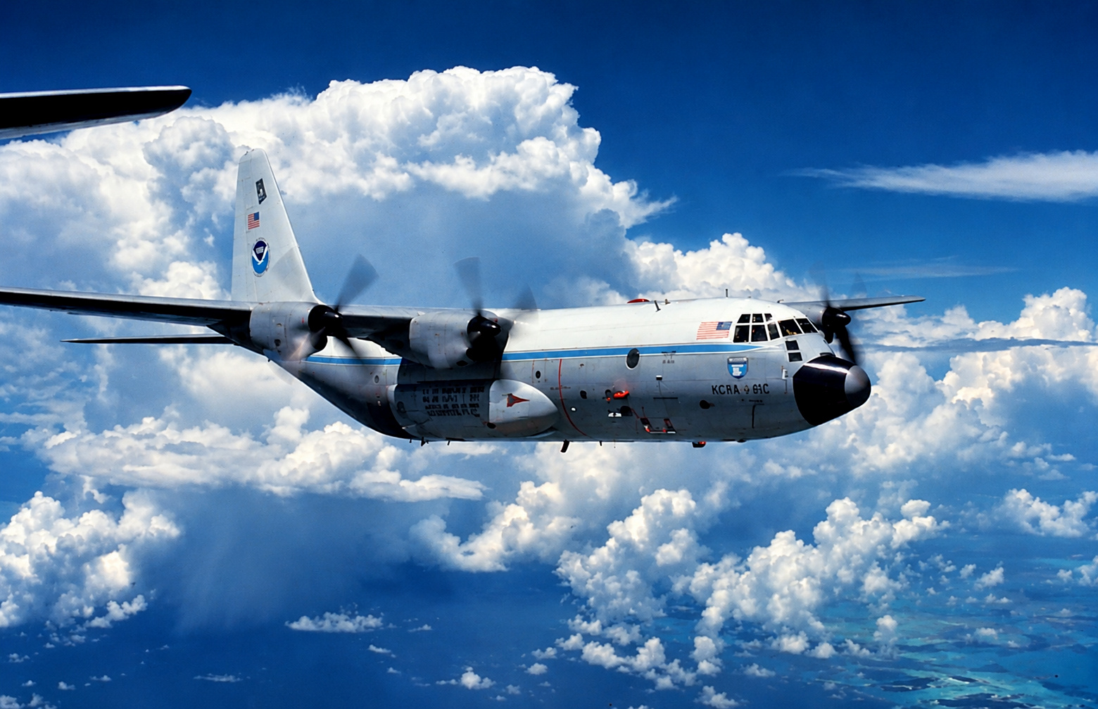 Un avión utilizado en investigaciones de modificación meteorológica atraviesa un sistema nuboso durante los experimentos asociados al Project STORMFURY. La iniciativa estadounidense estudió durante décadas si la siembra de nubes podía alterar la intensidad de los huracanes. Foto: NOAA / AOML