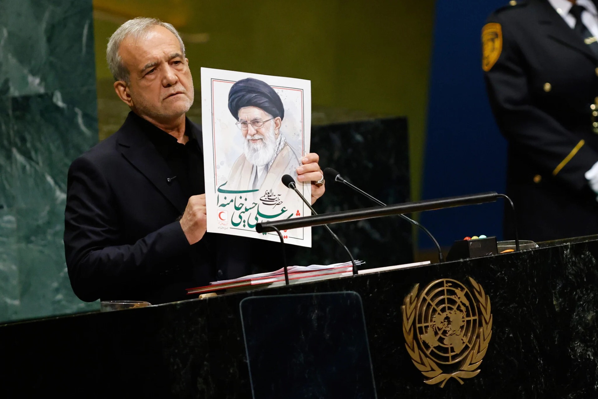 El presidente de Irán, Masoud Pezeshkian, sostiene una imagen del fallecido líder supremo iraní, el ayatolá Ali Khamenei, durante la 81.ª sesión de la Asamblea General de las Naciones Unidas, el 23 de septiembre de 2026. Foto: AP Photo/Stefan Jeremiah