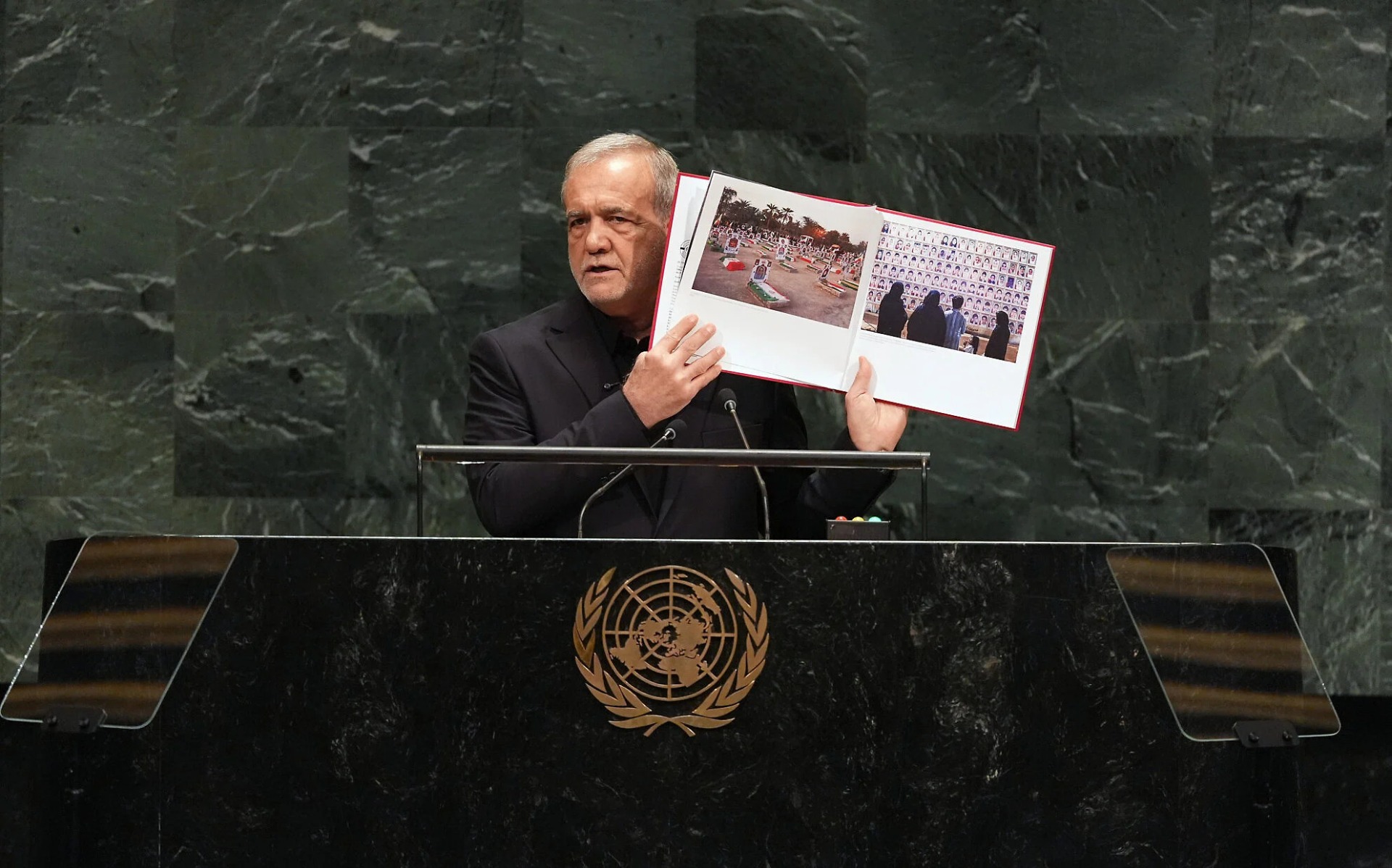 El presidente de Irán, Masoud Pezeshkian, muestra fotografías durante su intervención ante la 81.ª sesión de la Asamblea General de las Naciones Unidas, el 23 de septiembre de 2026, en Nueva York. Foto: AP Photo/Heather Khalifa