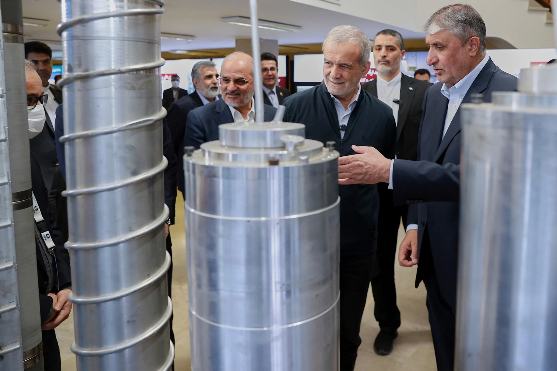 El presidente de Irán, Masoud Pezeshkian, segundo desde la derecha, escucha al director de la Organización de Energía Atómica de Irán, Mohammad Eslami, durante una visita a una exposición sobre los avances nucleares del país, en Teherán, el 9 de abril de 2025. Foto: Oficina de la Presidencia de Irán vía AP