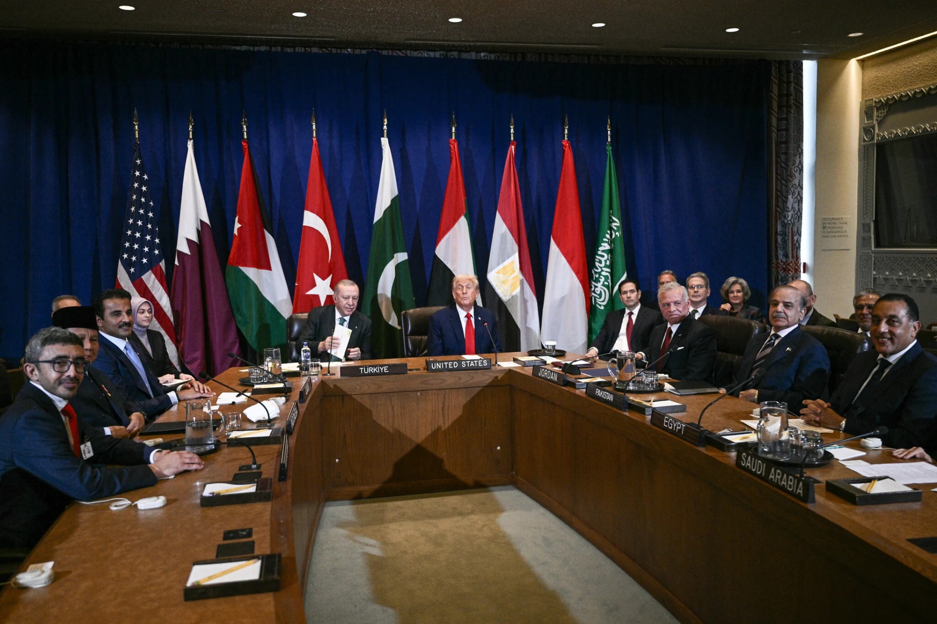ARCHIVO — El ministro de Relaciones Exteriores de Emiratos Árabes Unidos, Sheikh Abdullah bin Zayed Al Nahyan; el presidente de Indonesia, Prabowo Subianto; el emir de Qatar, Sheikh Tamim bin Hamad Al Thani; el presidente de Turquía, Recep Tayyip Erdogan; el presidente de Estados Unidos, Donald Trump; el rey de Jordania, Abdullah II; el primer ministro de Pakistán, Shehbaz Sharif; y el primer ministro de Egipto, Mostafa Madbouly participan en una reunión multilateral para analizar la situación en Gaza, al margen de la Asamblea General de las Naciones Unidas, en Nueva York, el 23 de septiembre de 2025. Foto: Brendan Smialowski / AFP