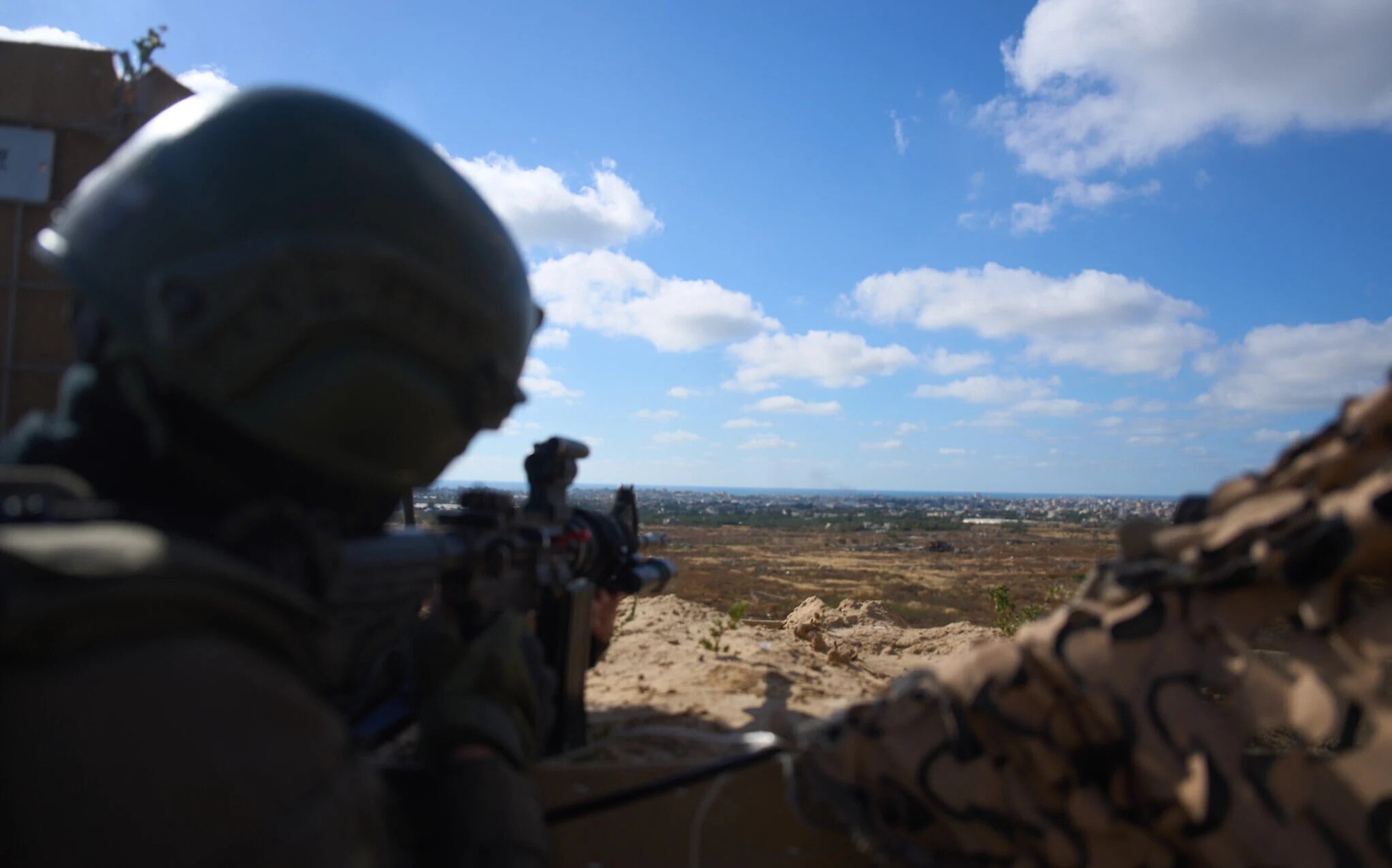 Un soldado de las Fuerzas de Defensa de Israel (FDI) ocupa una posición militar con vista hacia la Línea Amarilla, en el centro de la Franja de Gaza, el 26 de mayo de 2026. Foto: AP / Ariel Schalit