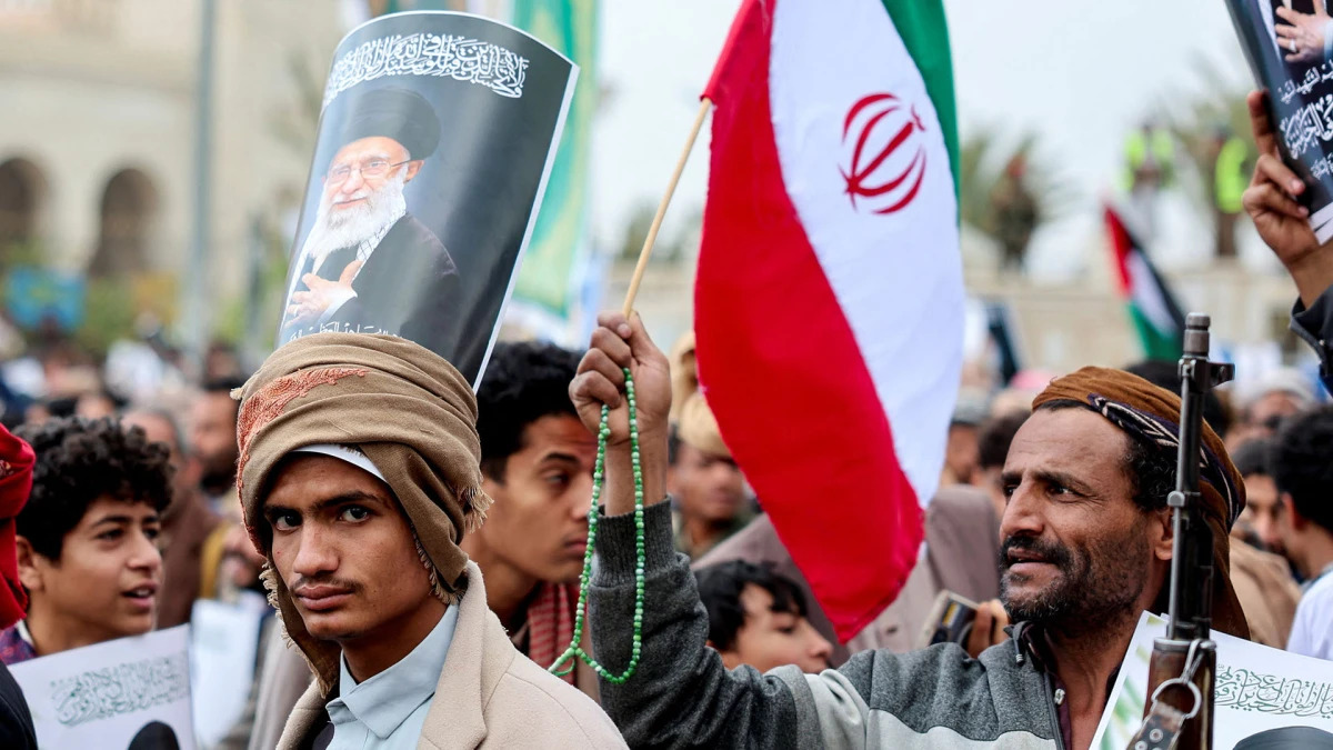 Un manifestante con un cartel que muestra al fallecido líder supremo iraní Ali Jamenei sobre su cabeza participa en una manifestación junto a simpatizantes de los hutíes, en solidaridad con Irán y Líbano, en medio del conflicto entre Estados Unidos, Israel e Irán, en Saná, Yemen, el 6 de marzo de 2026. Foto: Khaled Abdullah / Reuters