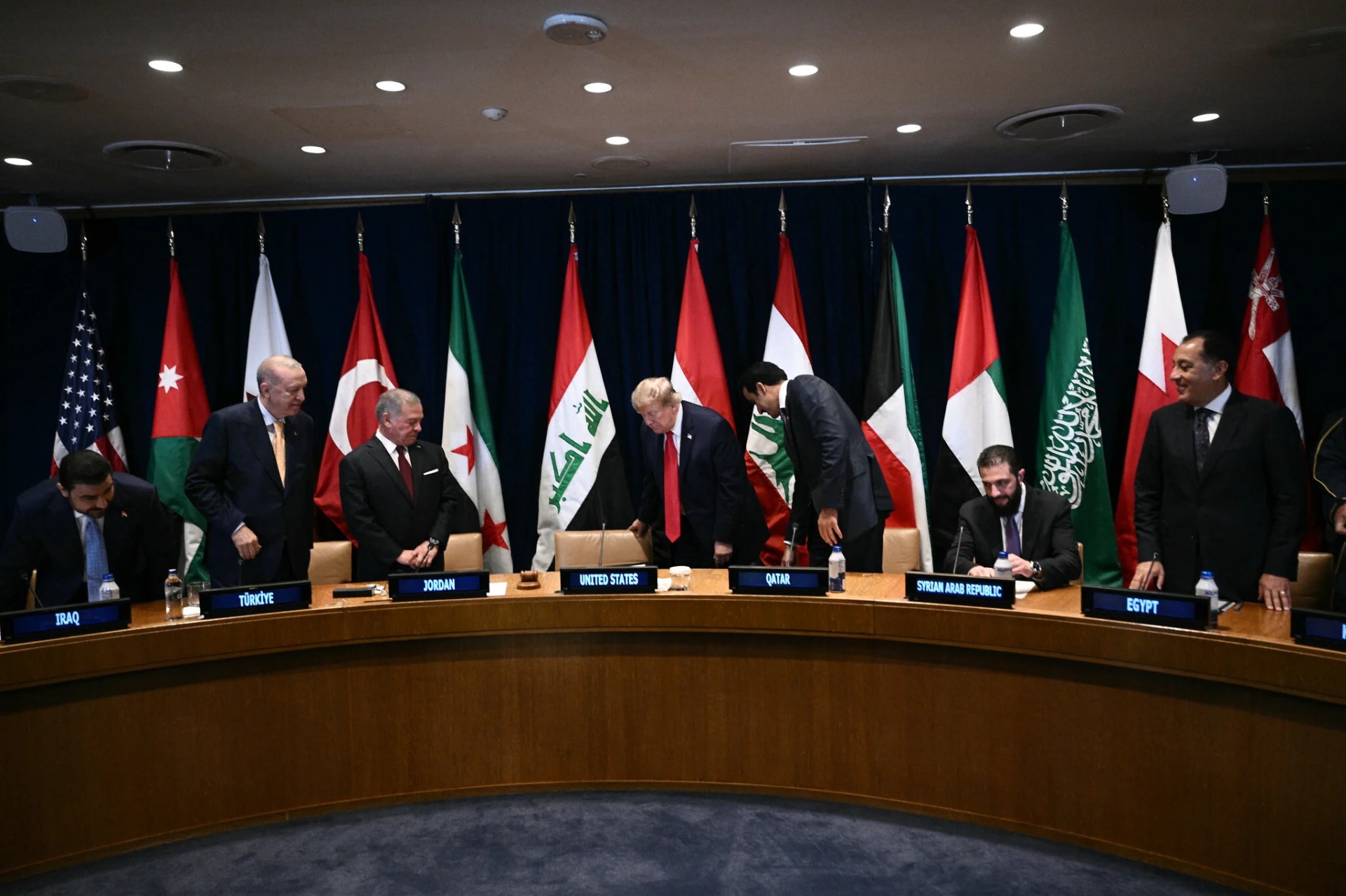 El presidente de Estados Unidos, Donald Trump (centro), participa en una reunión multilateral del Consejo de Cooperación del Golfo (CCG), junto a (de izquierda a derecha) el primer ministro de Irak, Ali al-Zaid; el presidente de Turquía, Recep Tayyip Erdoğan; el rey Abdullah II de Jordania; el emir de Catar, Sheikh Tamim bin Hamad al-Thani; y el presidente de Siria, Ahmed al-Sharaa, en los márgenes de la 81.ª sesión de la Asamblea General de las Naciones Unidas, en Nueva York, el 22 de septiembre de 2026. Foto: Brendan Smialowski / AFP