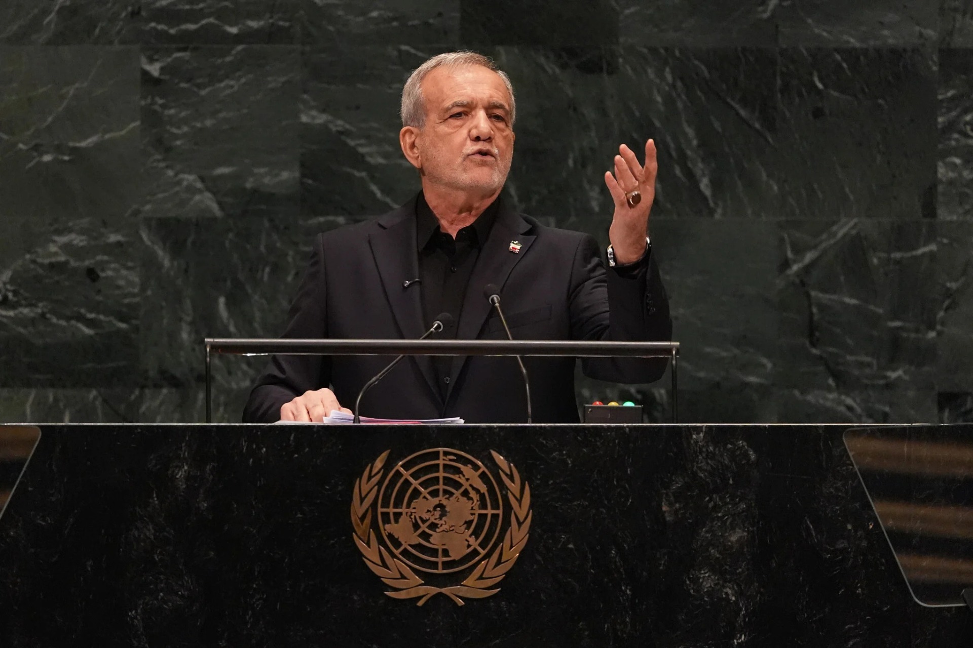 El presidente de Irán, Masoud Pezeshkian, habla durante la 81.ª sesión de la Asamblea General de las Naciones Unidas, en la sede de la ONU, el 23 de septiembre de 2026. Foto: Heather Khalifa / AP