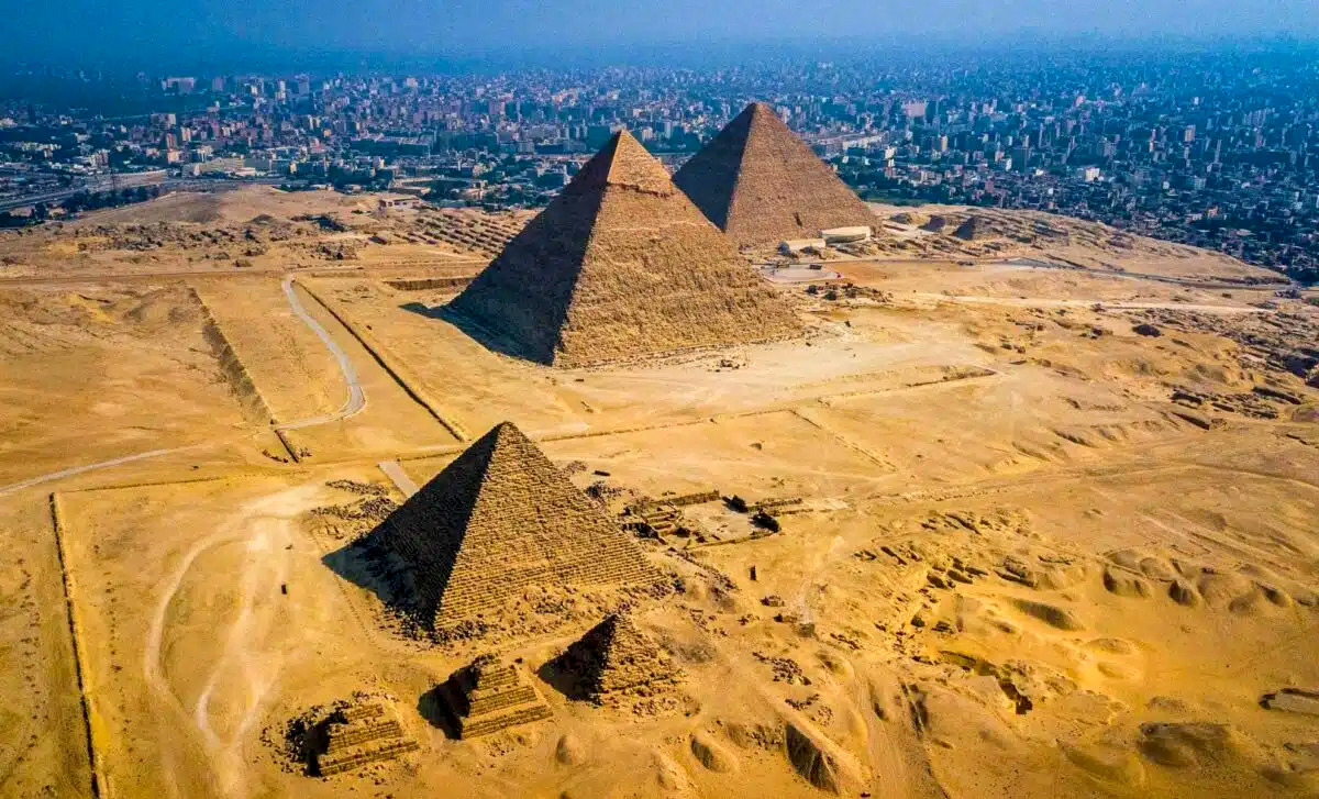 Las pirámides de Guiza, Egipto. Vista aérea del antiguo complejo funerario de Keops, Kefrén y Micerino, construido hace más de 4.500 años y considerado uno de los mayores legados arquitectónicos de la civilización egipcia. Foto: Getty Images