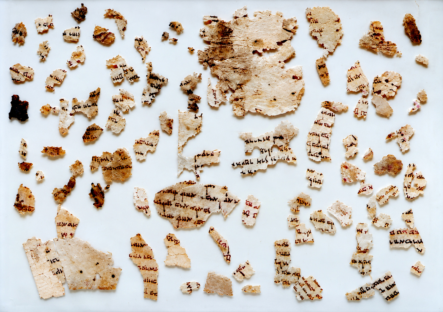 Fragmento del manuscrito 2Q26 (2QEnGiants), correspondiente al Libro de los Gigantes, un texto arameo asociado a la tradición enóquica y hallado en la Cueva 2 de Qumrán. El manuscrito, datado en el período herodiano, forma parte de los testimonios materiales que permitieron conocer una antigua tradición literaria sobre los gigantes, los Vigilantes y el mundo anterior al Diluvio. La conservación fragmentaria del texto ha obligado a los investigadores a reconstruir parte de su contenido a partir de los restos disponibles