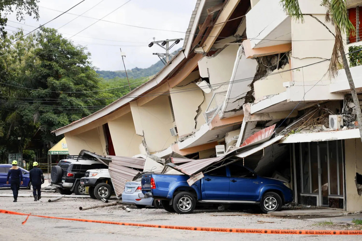 Personal de los equipos de rescate pasa junto a un edificio que sufrió daños tras el terremoto de magnitud 7,7 que sacudió Ciudad de Panamá, Panamá, el 9 de octubre de 2026. Fotografía: EPA