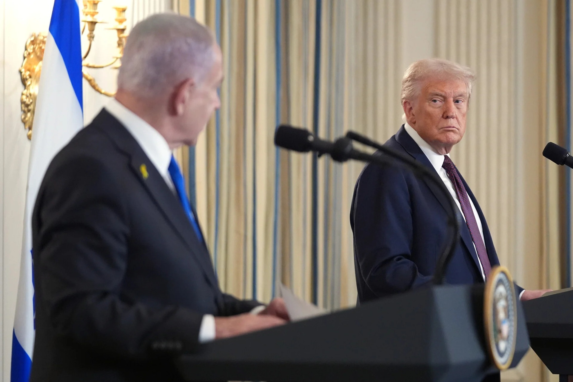 El presidente de Estados Unidos, Donald Trump (derecha), escucha durante una conferencia de prensa junto al primer ministro israelí, Benjamin Netanyahu, en el Salón de Cenas de Estado de la Casa Blanca, el 29 de septiembre de 2025, en Washington. Fotografía: AP / Evan Vucci