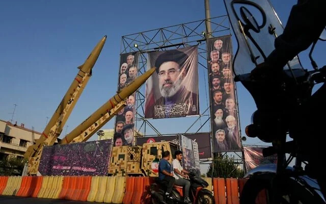 Motocicletas circulan junto a misiles iraníes y pancartas con retratos del líder supremo de Irán, el ayatolá Mojtaba Khamenei (centro), y de altos mandos militares y científicos nucleares fallecidos en ataques israelíes y estadounidenses, en la plaza Baharestan de Teherán, el 28 de septiembre de 2026. Fotografía: AP / Vahid Salemi