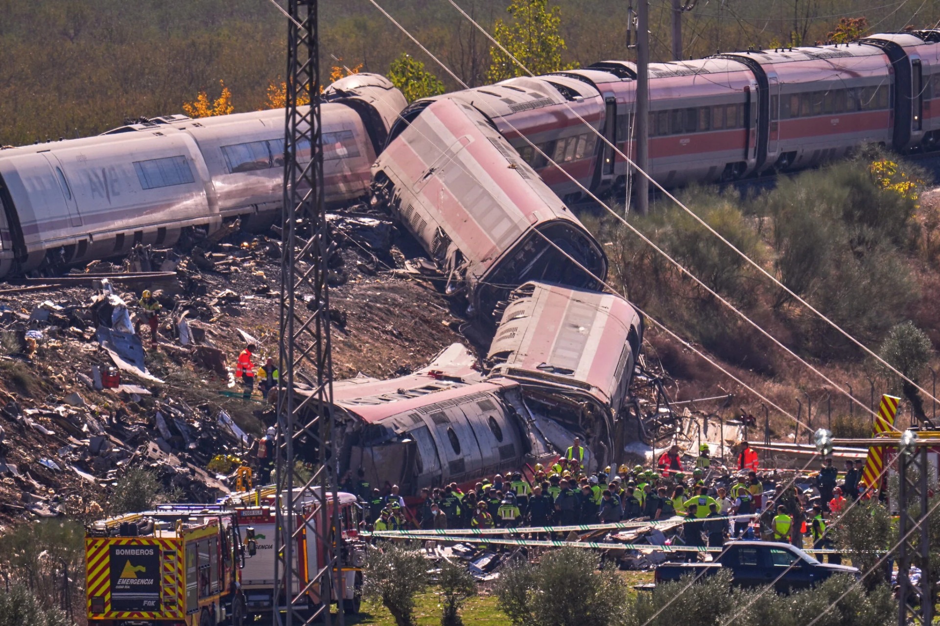 Servicios de emergencia trabajan en el lugar de la colisión entre dos trenes en Urda, España, el 28 de octubre de 2026. Fotografía: AP / Manu Fernández