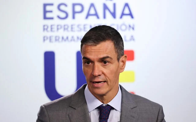 El presidente del Gobierno de España, Pedro Sánchez, habla durante una rueda de prensa al término de la cumbre de la Unión Europea en Bruselas, el 16 de octubre de 2026. Fotografía: Omar Havana / AP