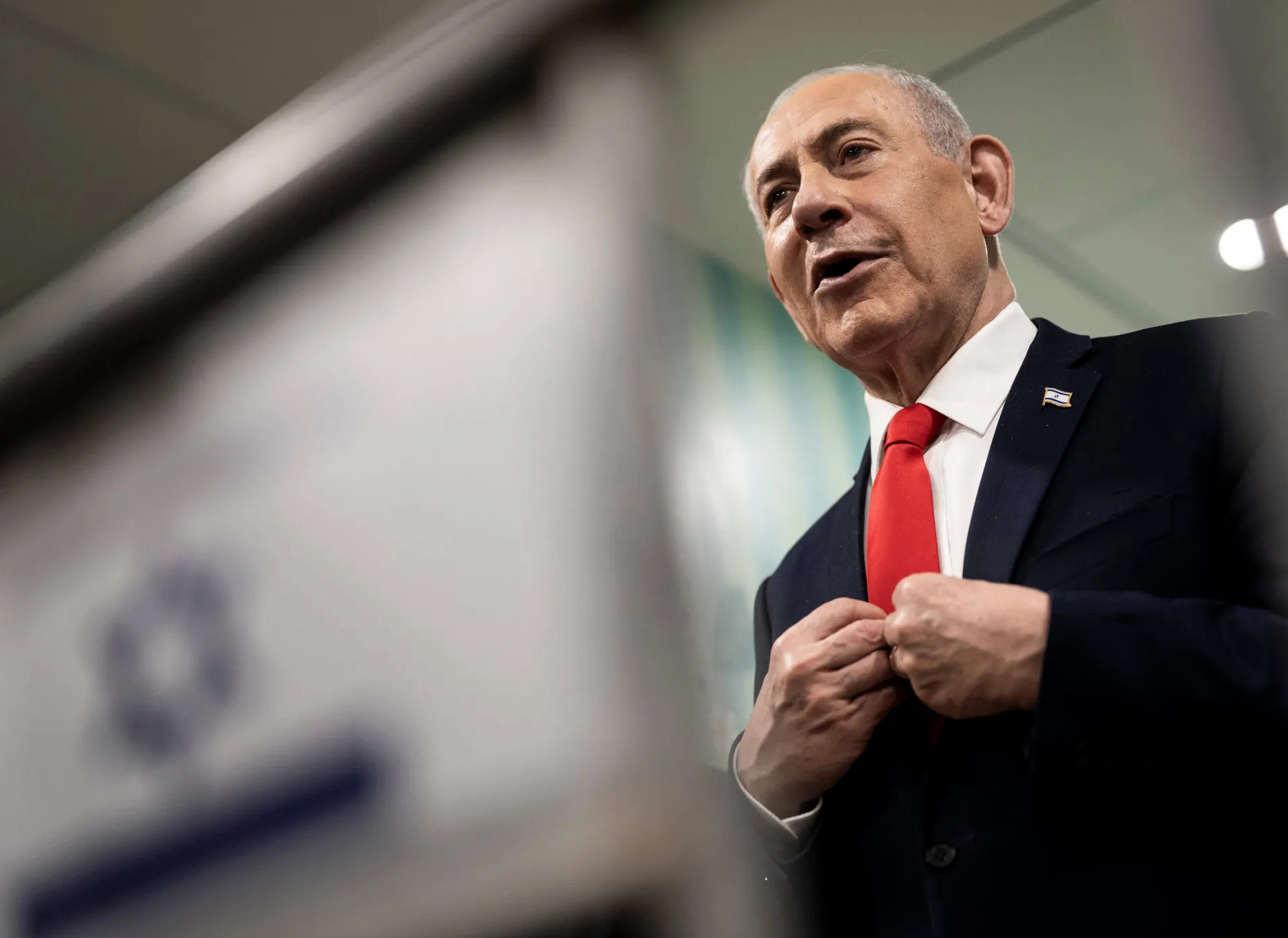 El primer ministro israelí, Benjamin Netanyahu, habla con los medios de comunicación tras emitir su voto en un centro electoral de Jerusalén, el martes 27 de octubre de 2026. Fotografía: Jewel Samad / Pool Photo vía AP