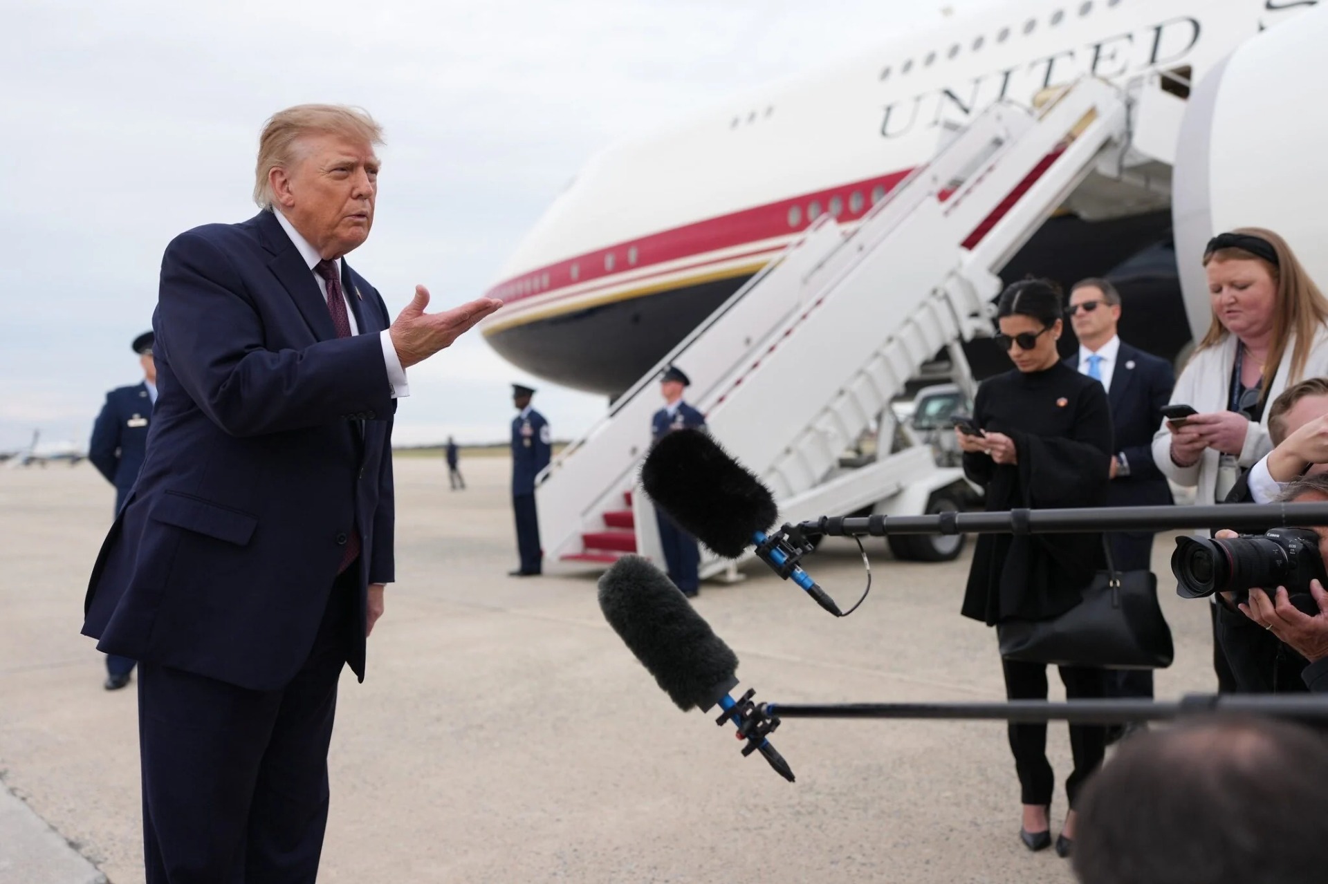 El presidente de Estados Unidos, Donald Trump, habla con periodistas antes de abordar el avión presidencial Air Force One en la Base Conjunta Andrews, Maryland, el 28 de octubre de 2026. Fotografía: AP / Mark Schiefelbein