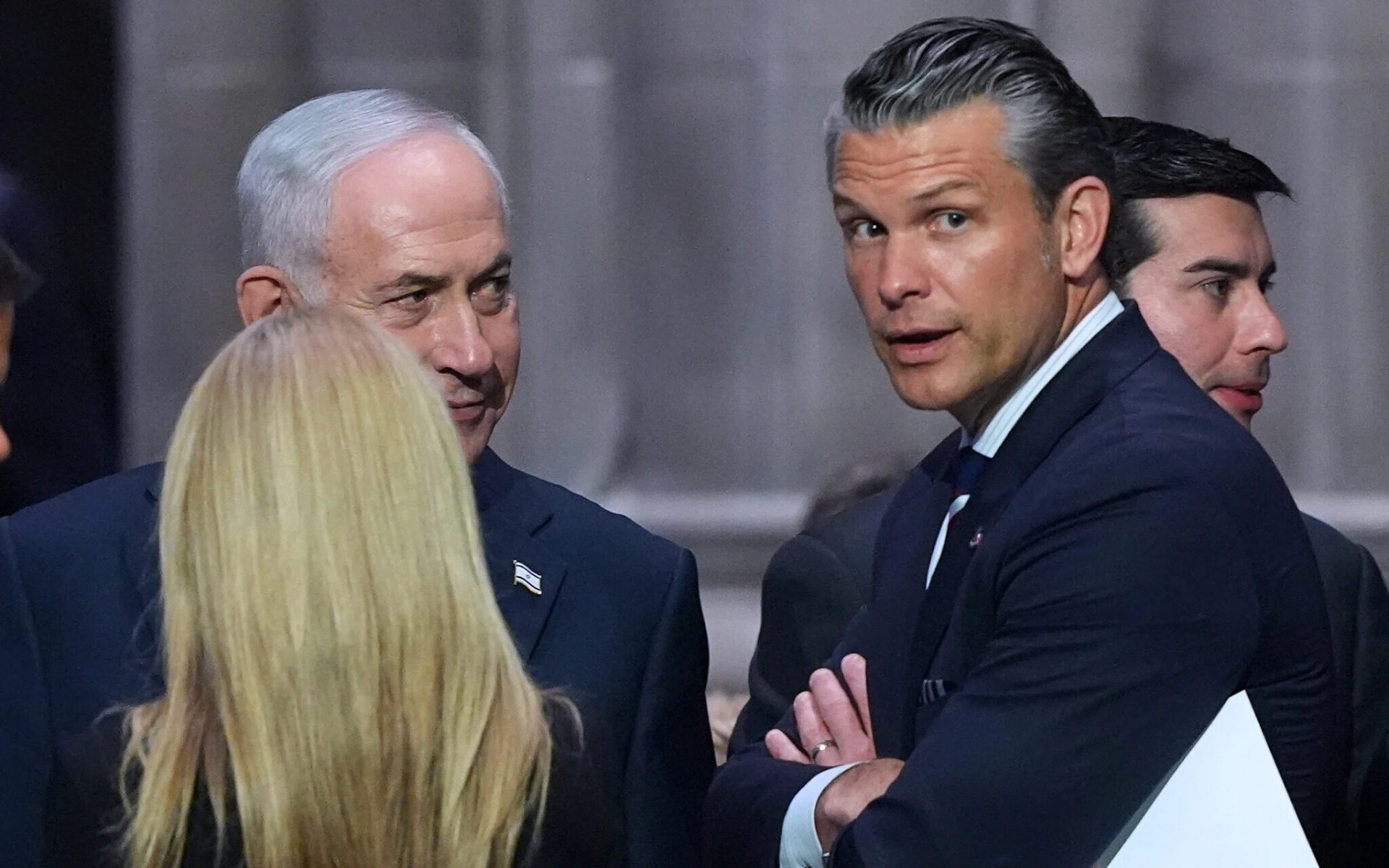El primer ministro israelí, Benjamin Netanyahu (izquierda), conversa con el secretario de Defensa de Estados Unidos, Pete Hegseth (derecha), antes del funeral del senador estadounidense Lindsey Graham, celebrado en la Catedral Nacional de Washington, el 28 de julio de 2026. Fotografía: AP / Jacquelyn Martin