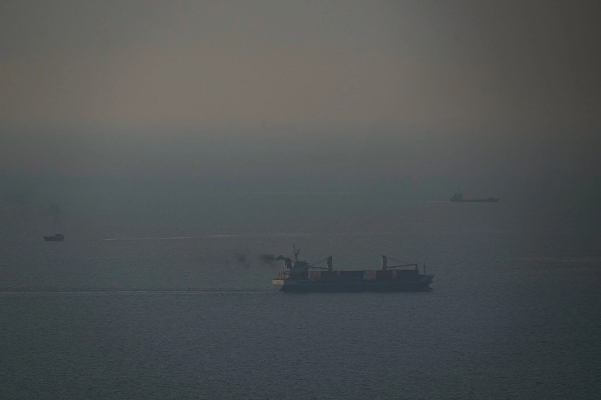 Un buque de carga navega por el golfo Pérsico en dirección al estrecho de Ormuz, visto desde Dubái, Emiratos Árabes Unidos, el 21 de octubre de 2026. Fotografía: AP / Altaf Qadri